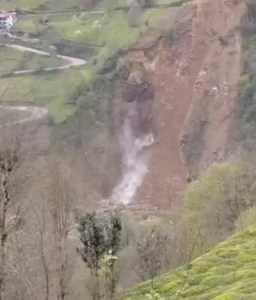 Rize'de Heyelan Sonucu Kaya Dereye Yuvarlandı