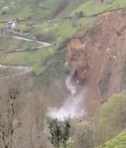 Rize'de Heyelan Sonucu Kaya Dereye Yuvarlandı