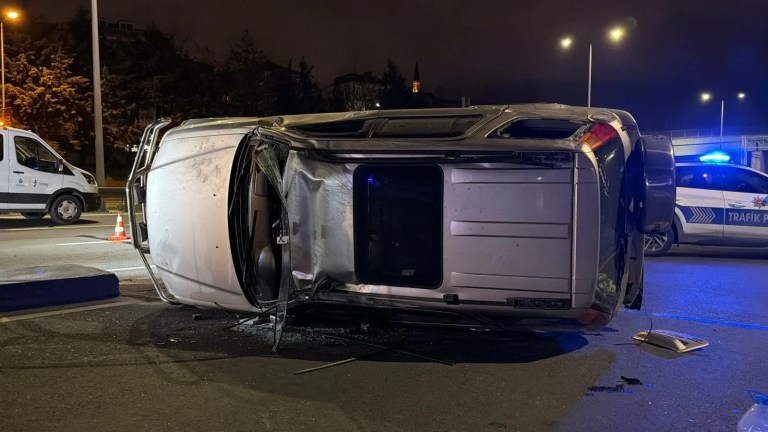 Kağıthane'de Alkollü Sürücü Kaza Yaptı: Cip Devrildi