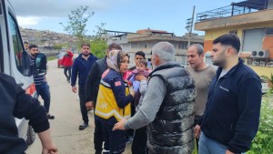 İskenderun'da Kanala Uçan Araçtan Anne ve Bebek Kurtarıldı