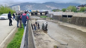 İskenderun'da Kanala Uçan Araçtan Anne ve Bebek Kurtarıldı
