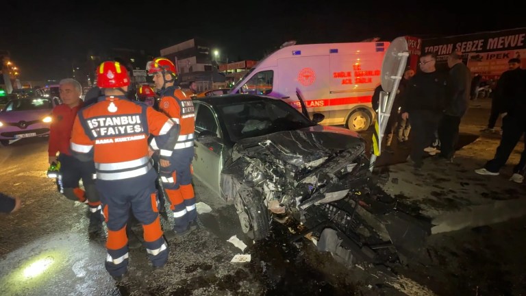 Avcılar'da İki Araç Çarpıştı: Dört Kişi Yaralandı