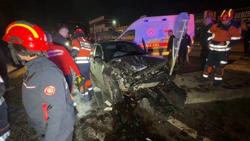 Avcılar'da İki Araç Çarpıştı: Dört Kişi Yaralandı