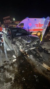 Avcılar'da İki Araç Çarpıştı: Dört Kişi Yaralandı