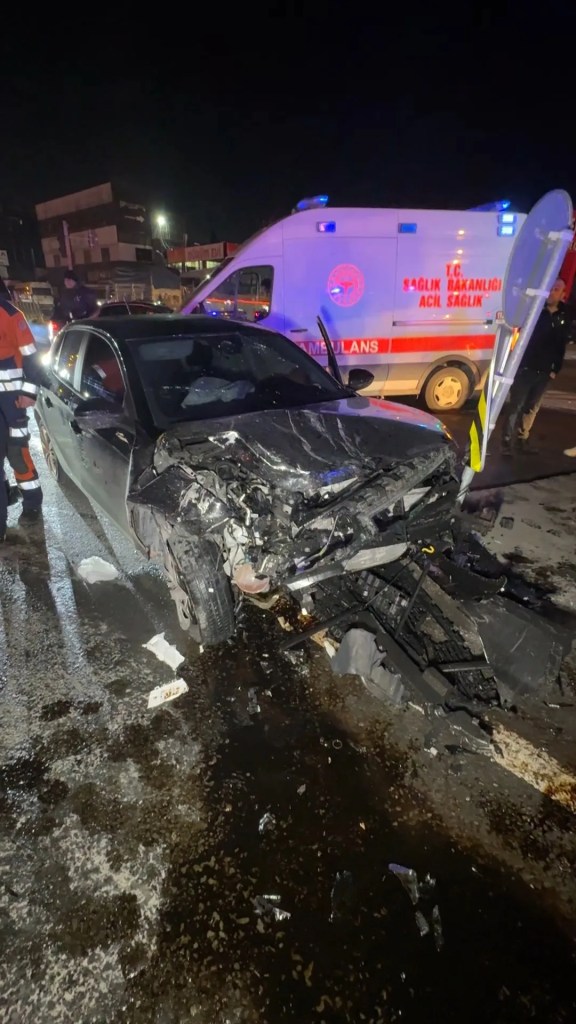 Avcılar'da İki Araç Çarpıştı: Dört Kişi Yaralandı