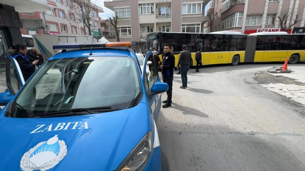 Avcılar'da hatalı park trafiği kilitledi, sürücüler isyan etti