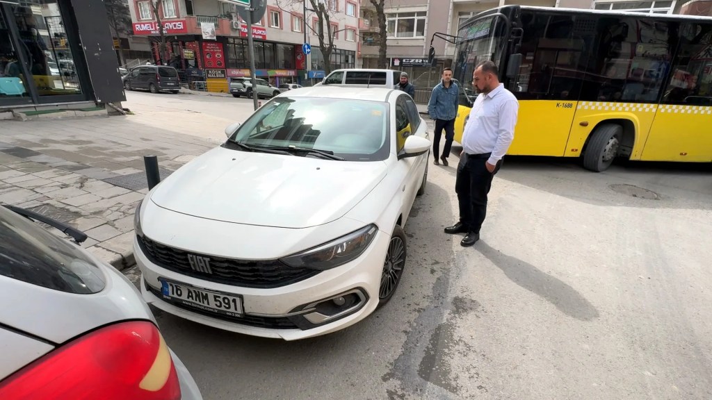 Avcılar'da hatalı park trafiği kilitledi, sürücüler isyan etti
