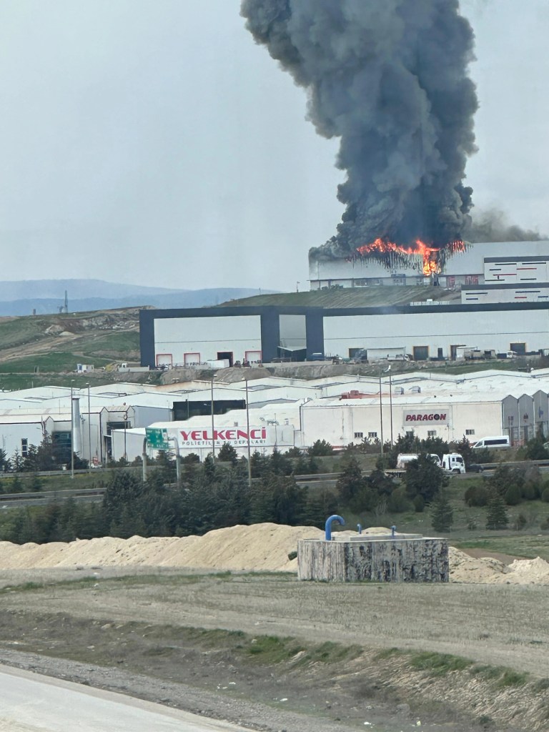 Ankara Yenimahalle'de Mobilya Deposunda Yangın Çıktı