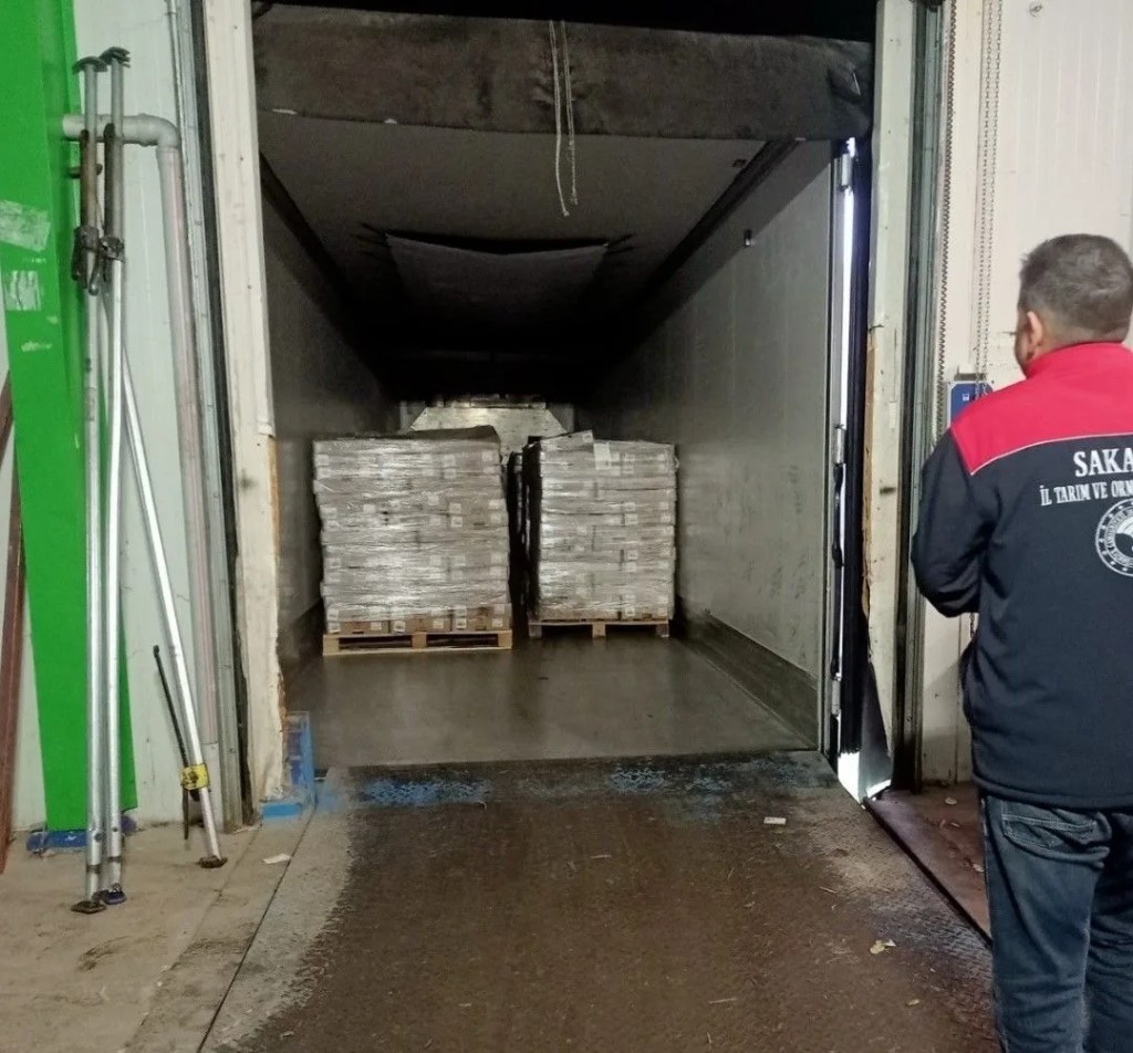 Sakarya'da Tarihi Geçmiş 32 Ton Tavuk Eti Bulundu
