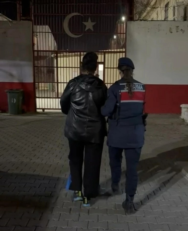 Kuşadası'nda Uzun Süredir Aranan Firari Kadın Yakalandı