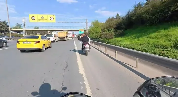 Ataşehir'de motosikletli kadının tehlikeli anları