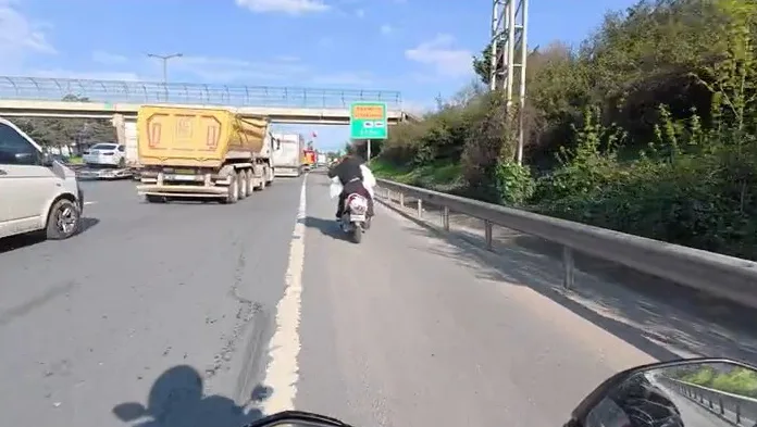 Ataşehir'de motosikletli kadının tehlikeli anları