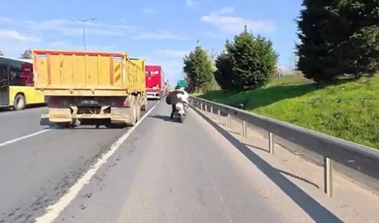 Ataşehir'de motosikletli kadının tehlikeli anları