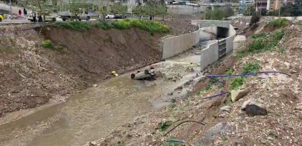 Şanlıurfa'da Park Halindeki Araç Dereye Düştü