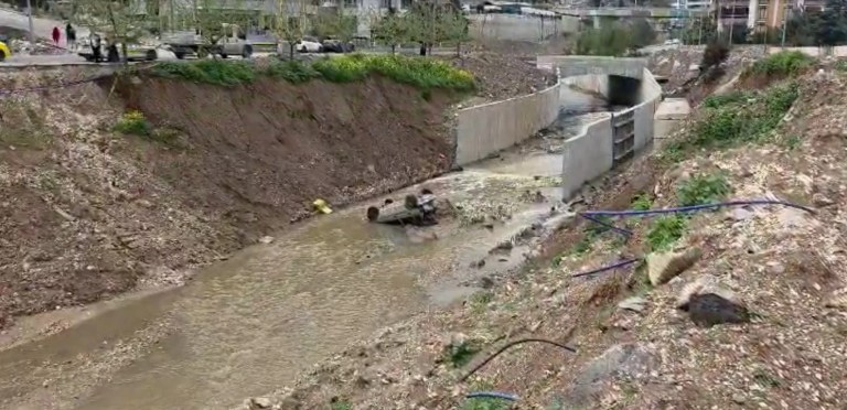 Şanlıurfa'da Park Halindeki Araç Dereye Düştü
