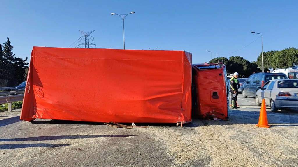 Bayrampaşa'da Trafik Kazası: Kamyon Devrildi, 7 Yaralı