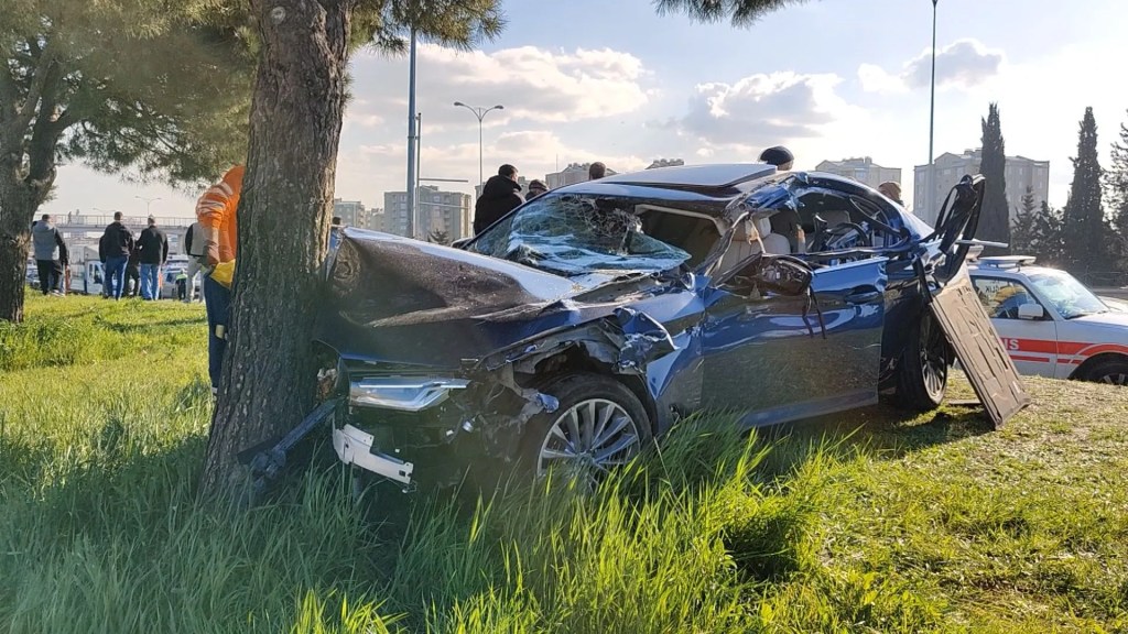 Bayrampaşa'da Trafik Kazası: Kamyon Devrildi, 7 Yaralı