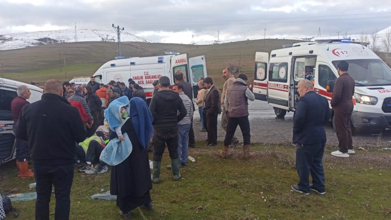Van'da Minibüs Kazası: 13 Dağcı Yaralandı