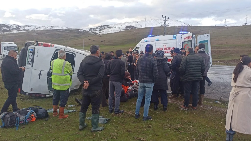 Van'da Minibüs Kazası: 13 Dağcı Yaralandı