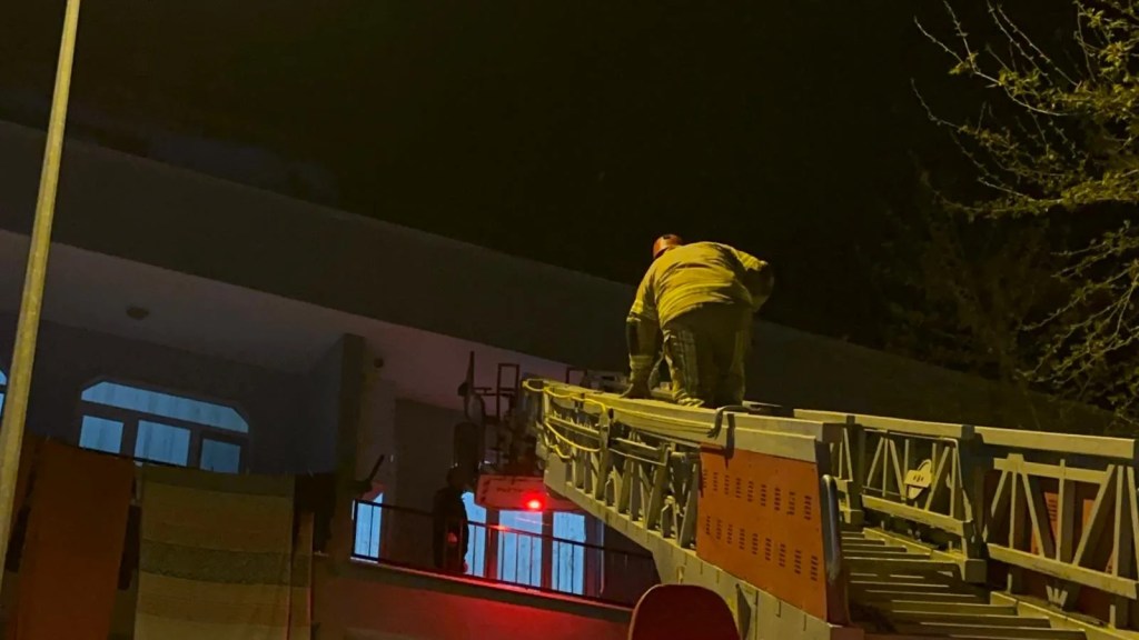 Bursa İznik'te Yalnız Kadın Balkondan Kurtarıldı