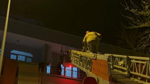 Bursa İznik'te Yalnız Kadın Balkondan Kurtarıldı