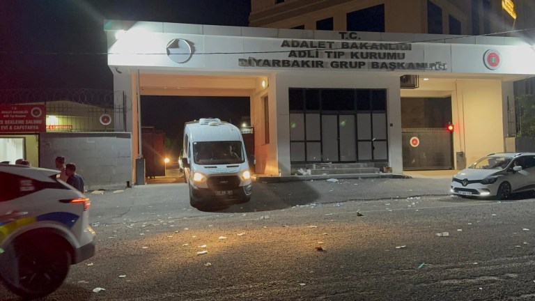 Diyarbakır'da Başsız Ceset Bulundu: Kimliği Araştırılıyor