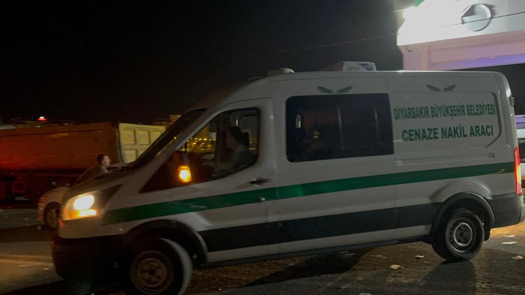 Diyarbakır'da Başsız Ceset Bulundu: Kimliği Araştırılıyor