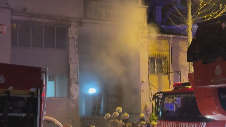 Kağıthane'de İş Hanındaki Yangın Kontrol Altına Alındı