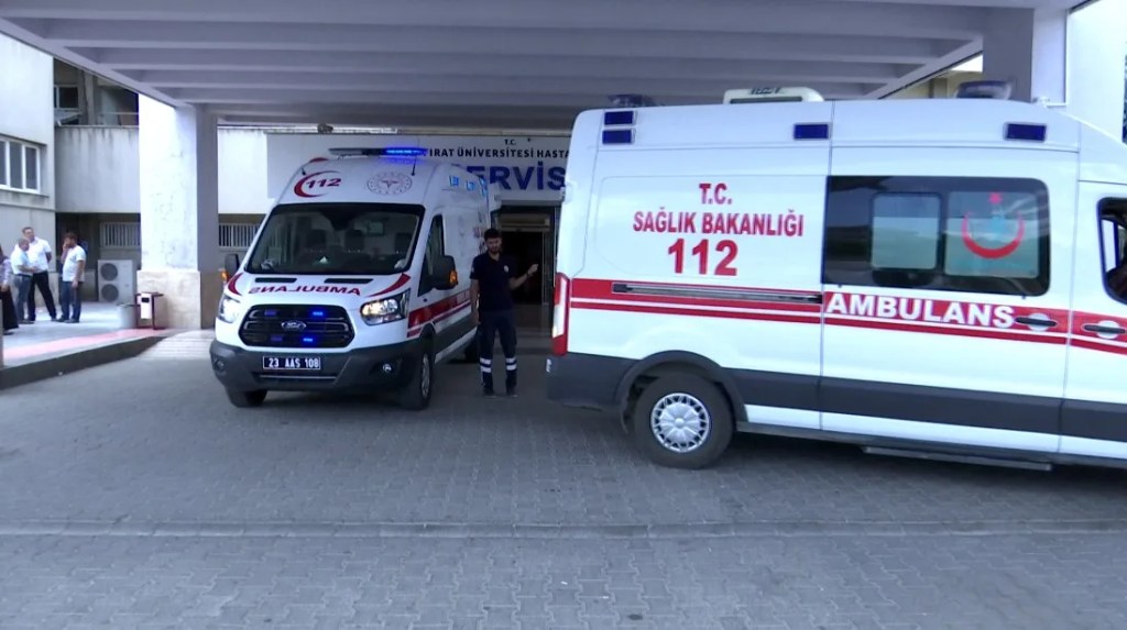 Elazığ'da İskele Çökmesi: 4 İşçi Yaralandı