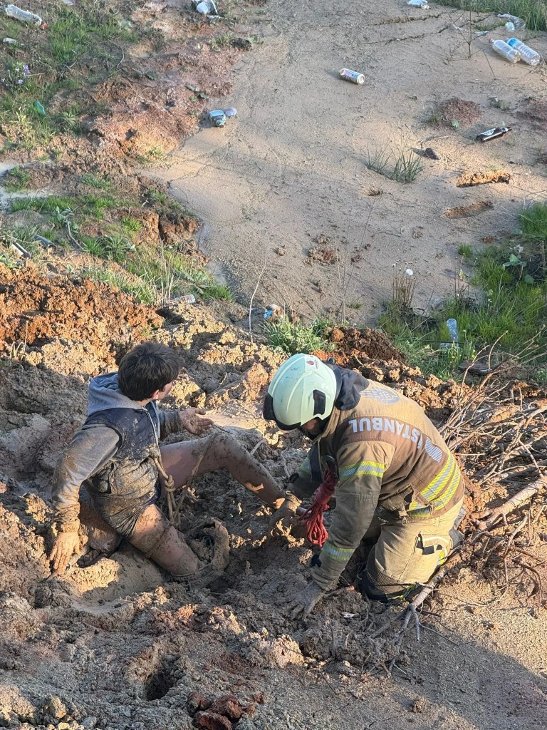 Göktürk'te bisikletli çocuk çamura saplandı, polis kurtardı