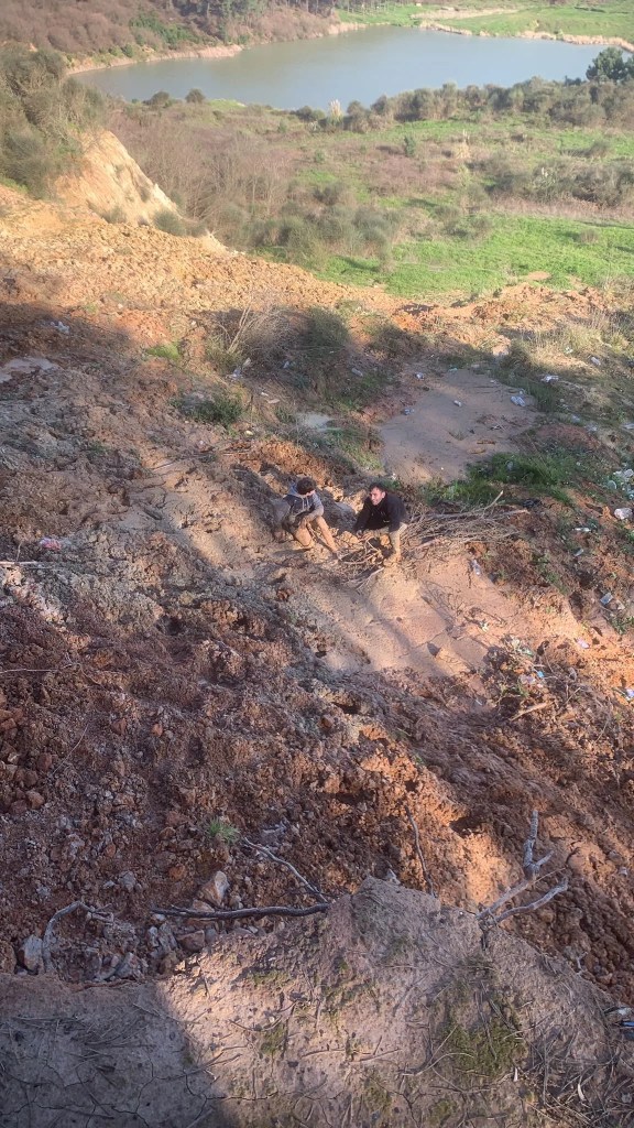 Göktürk'te bisikletli çocuk çamura saplandı, polis kurtardı