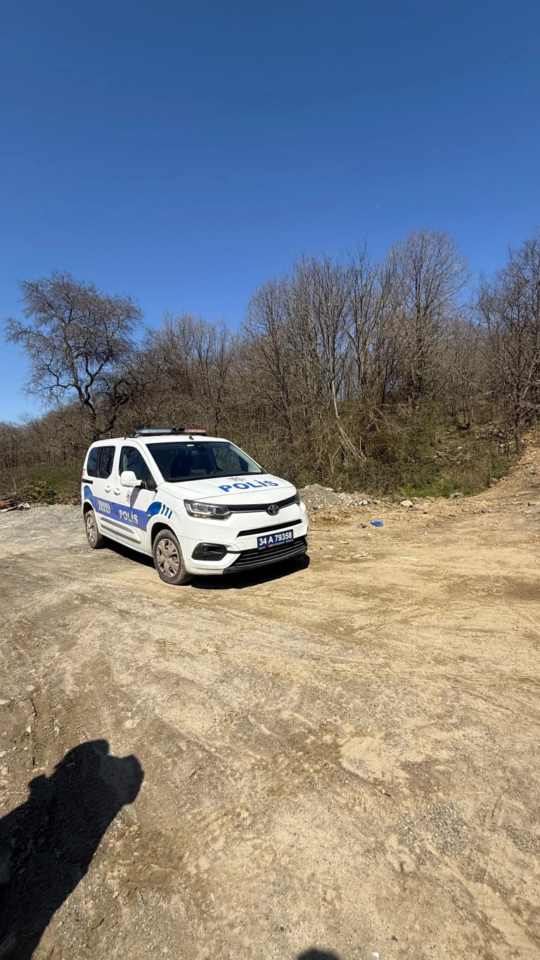 Göktürk'te bisikletli çocuk çamura saplandı, polis kurtardı