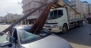 Kamyonun Yükü Otomobilin Tavanını Deldi