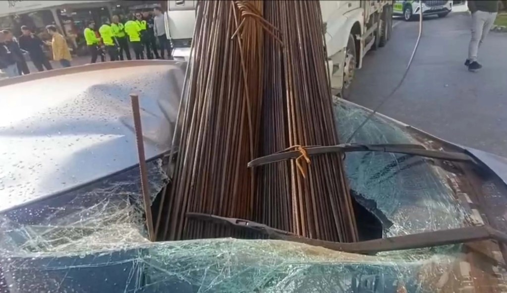 Kamyonun Yükü Otomobilin Tavanını Deldi