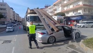 Kamyonun Yükü Otomobilin Tavanını Deldi