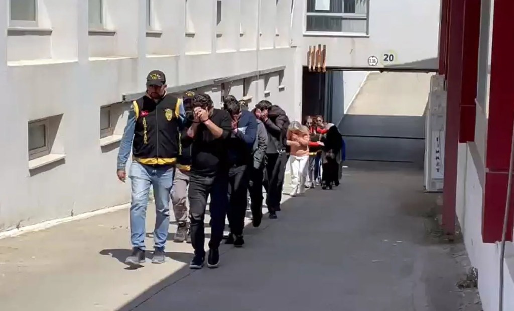 Adana'da Masaj Salonlarına Fuhuş Operasyonu: 9 Kişi Tutuklandı