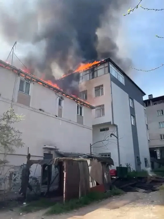 Sultanbeyli’de İki Binanın Çatısı Yandı