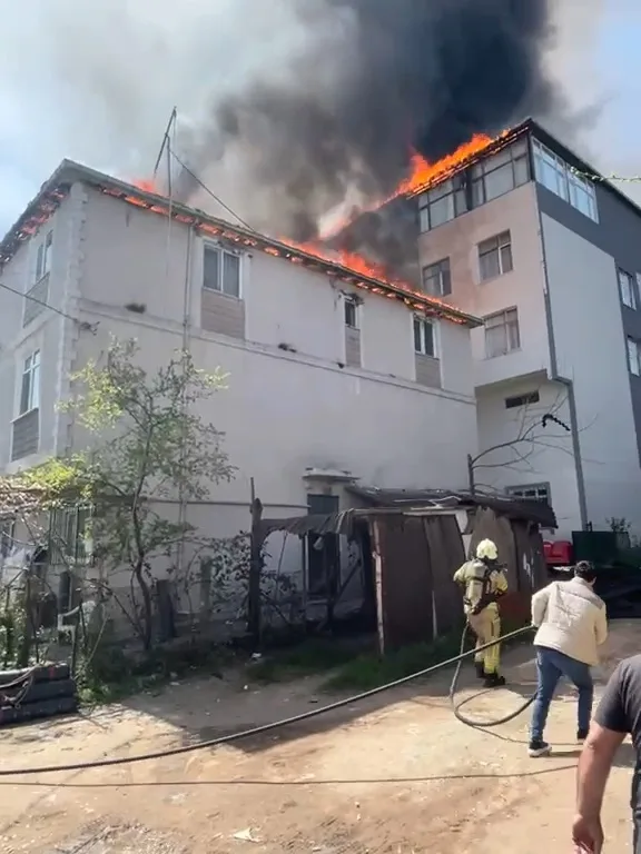 Sultanbeyli'de İki Binanın Çatısı Yandı