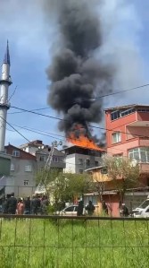 Sultanbeyli'de İki Binanın Çatısı Yandı