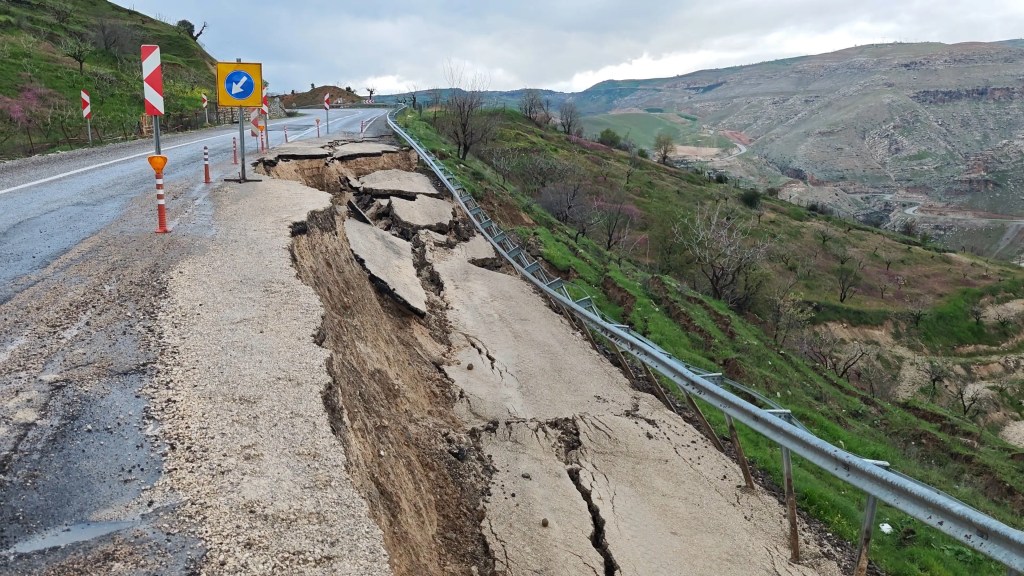 Siirt Eruh Yolu Heyelan Nedeniyle Çöktü