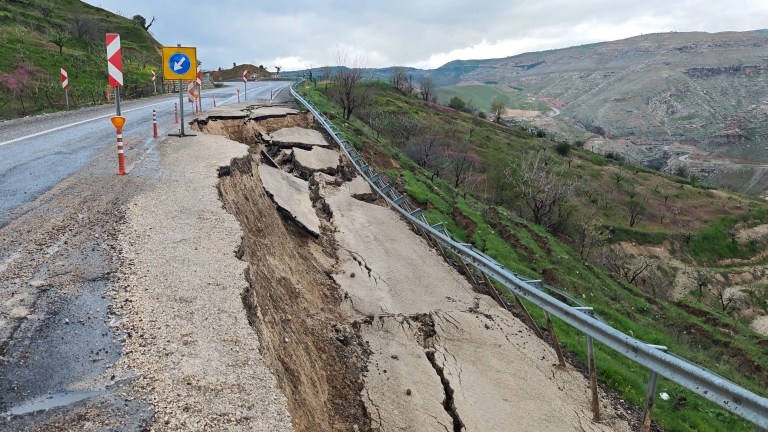 Siirt Eruh Yolu Heyelan Nedeniyle Çöktü
