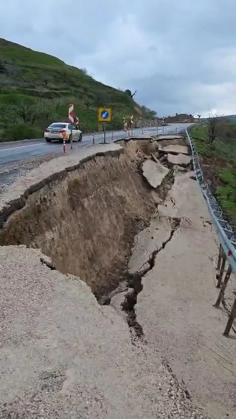 Siirt Eruh Yolu Heyelan Nedeniyle Çöktü