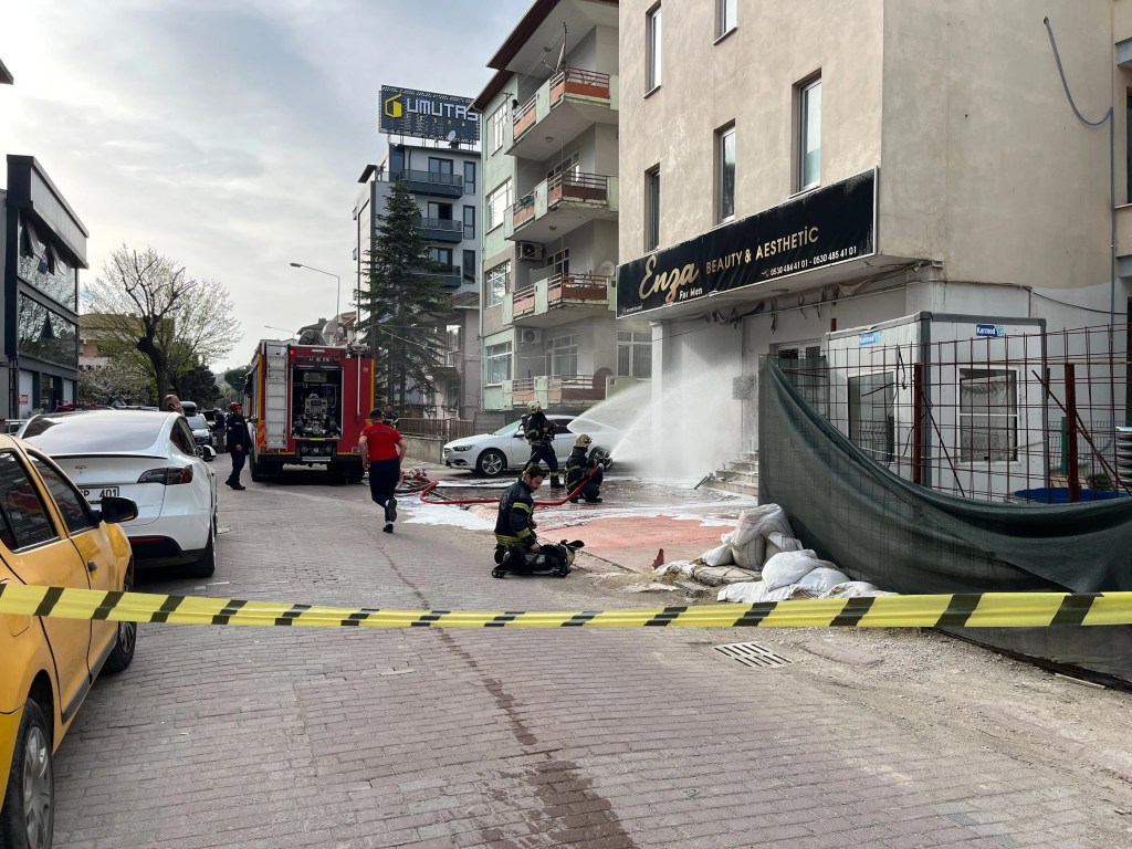 İzmit'te doğal gaz kutusu patladı, otomobil zarar gördü