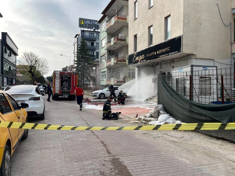 İzmit'te doğal gaz kutusu patladı, otomobil zarar gördü