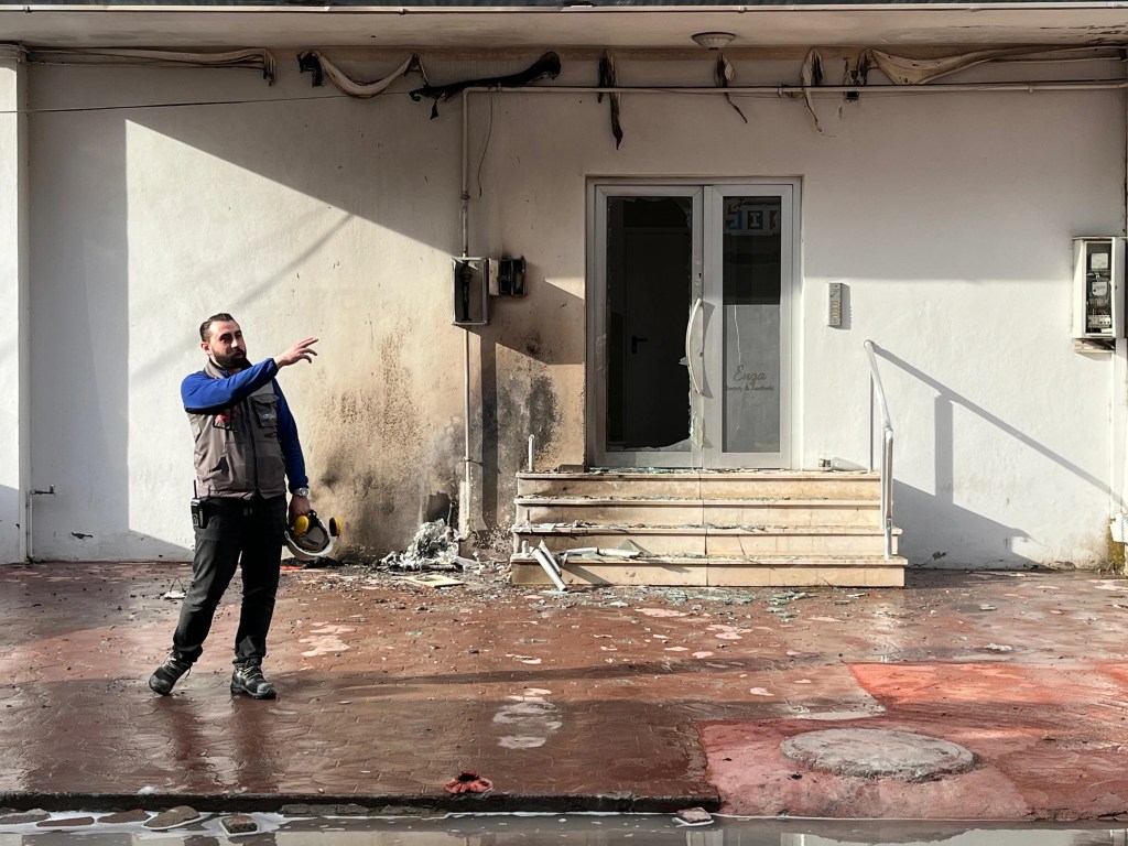 İzmit'te doğal gaz kutusu patladı, otomobil zarar gördü