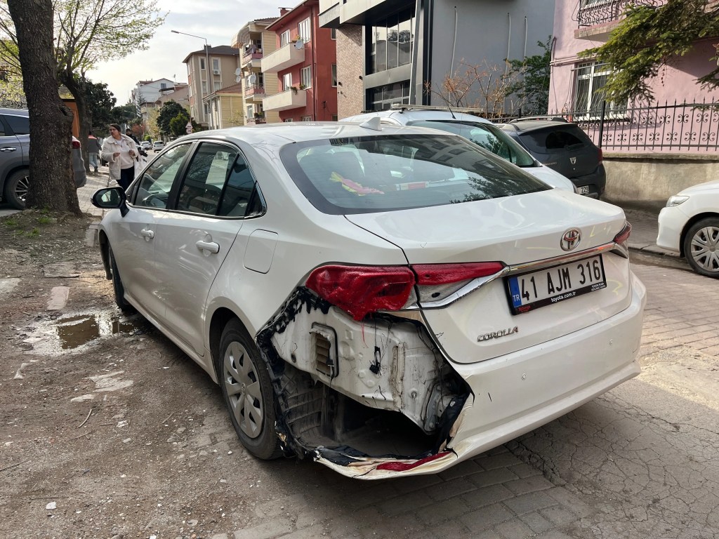 İzmit'te doğal gaz kutusu patladı, otomobil zarar gördü