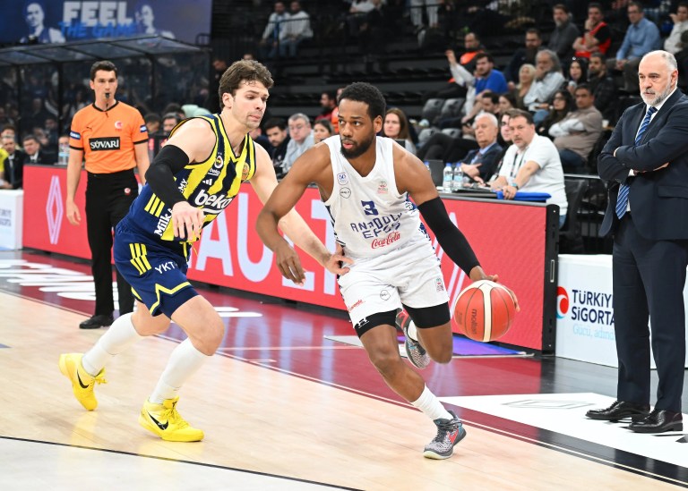 Fenerbahçe Beko, Anadolu Efes'i farklı mağlup etti