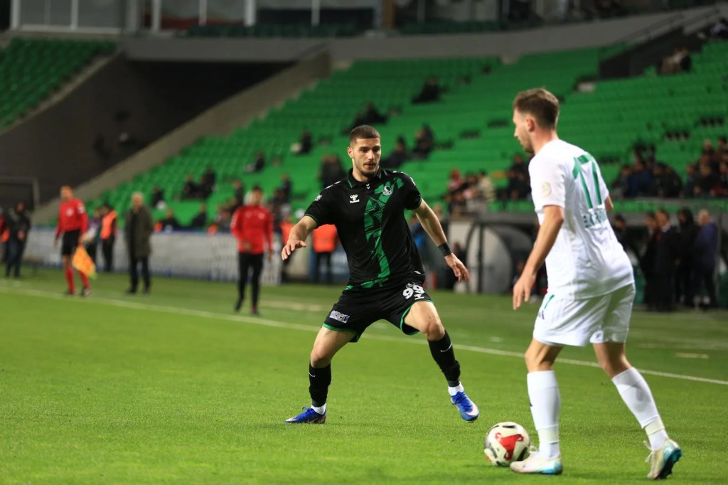 Sakaryaspor Evinde Esenler Erokspor'a Yenildi