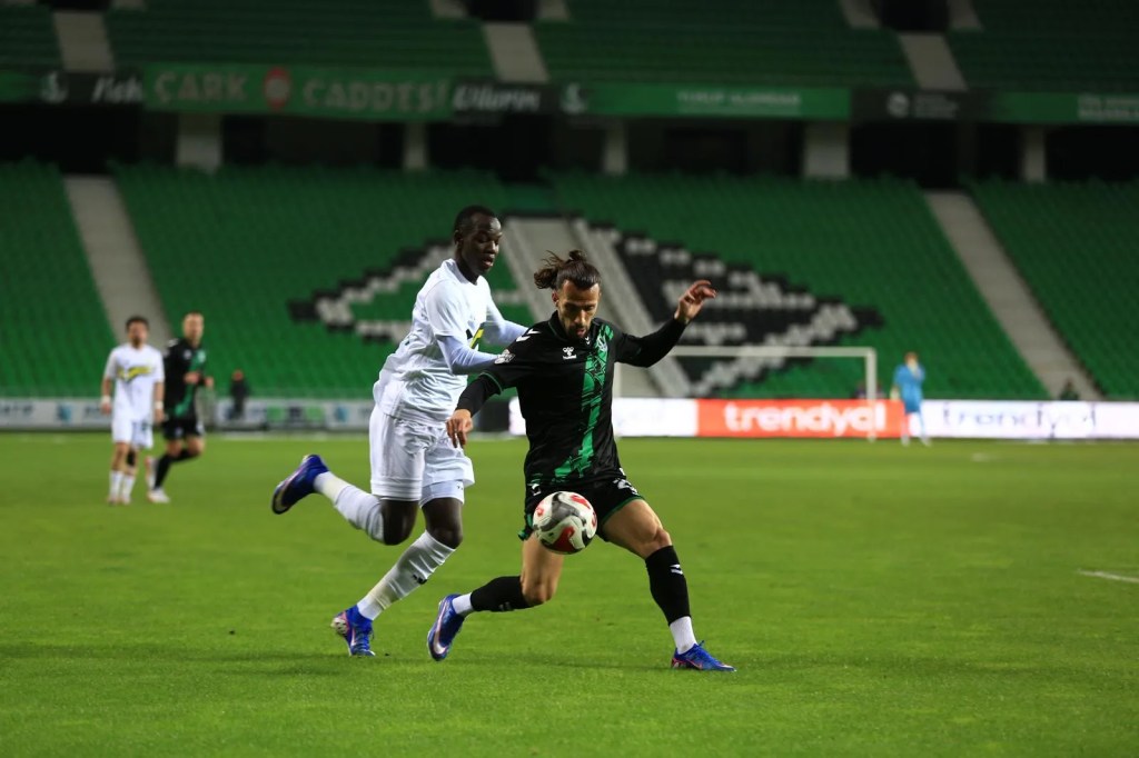 Sakaryaspor Evinde Esenler Erokspor'a Yenildi