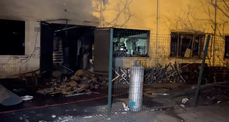 Arnavutköy'de Fabrika Yangını: Üç İşçi Yaralandı